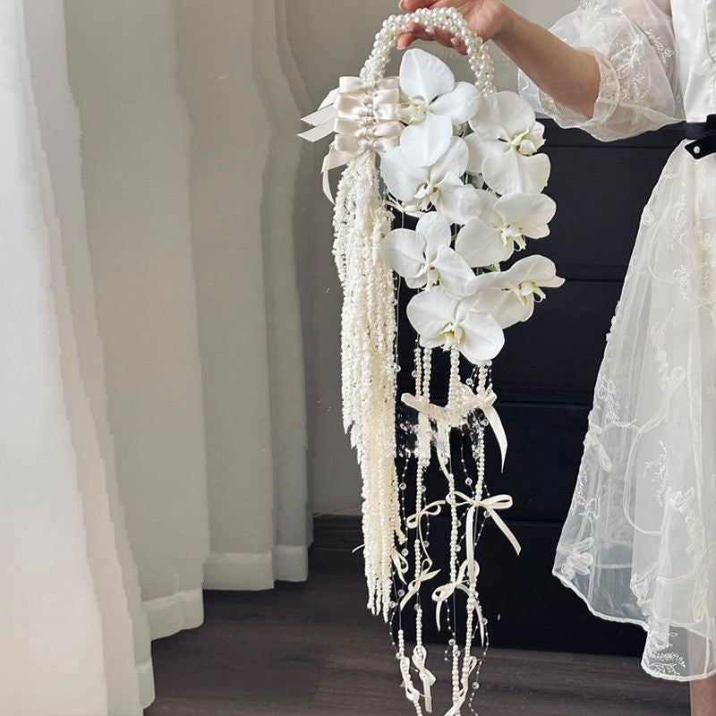 New simulated bride, hand-held flowers, handmade DIY homemade materials, packed pearl waterfall, wedding photo shoot, for ladies