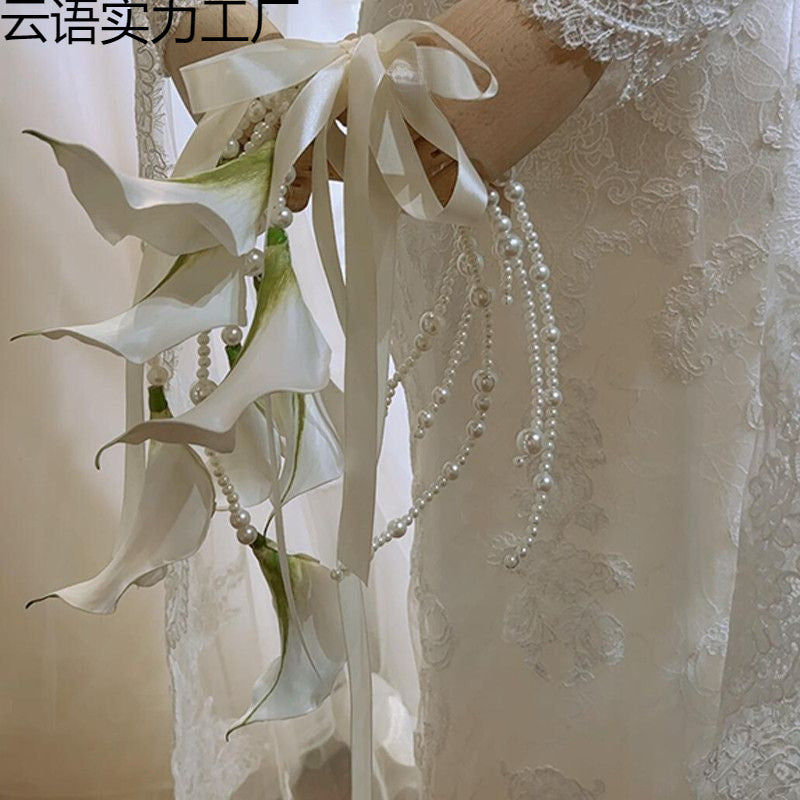 Cala lilies hold waterfall bouquets to receive certificates, celebrate a full set of materials, and send friends to wedding studio photo props