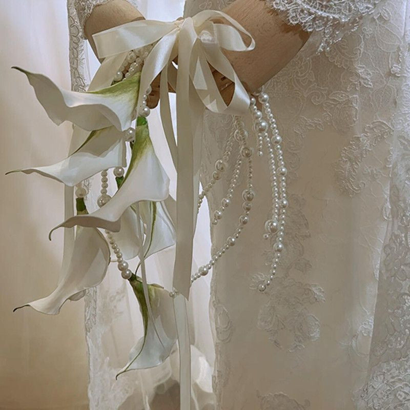 Cala lilies hold waterfall bouquets to receive certificates, celebrate a full set of materials, and send friends to wedding studio photo props