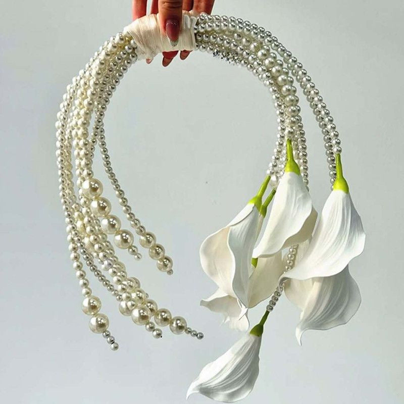 Cala lilies hold waterfall bouquets to receive certificates, celebrate a full set of materials, and send friends to wedding studio photo props