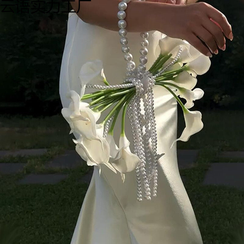 Cala lilies hold waterfall bouquets to receive certificates, celebrate a full set of materials, and send friends to wedding studio photo props