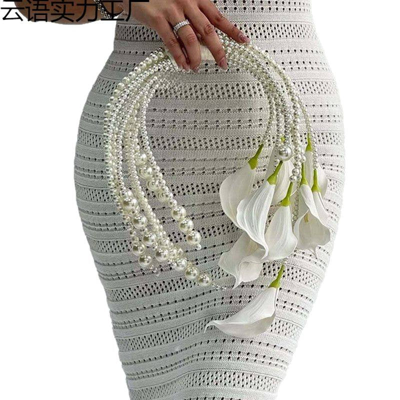 Cala lilies hold waterfall bouquets to receive certificates, celebrate a full set of materials, and send friends to wedding studio photo props