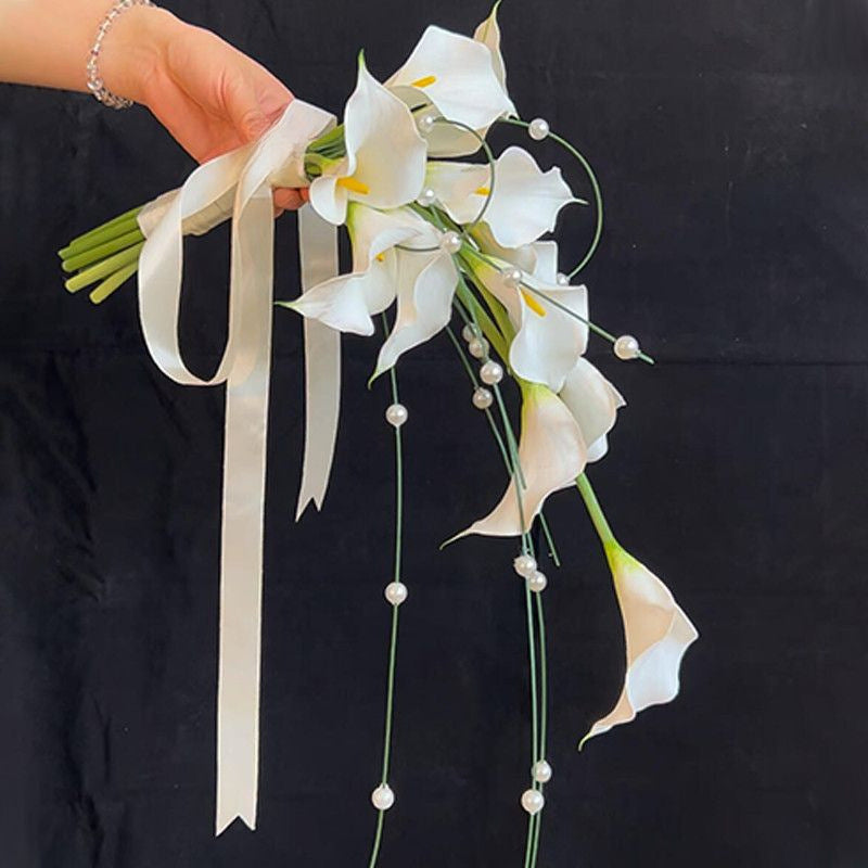 Cala lilies hold waterfall bouquets to receive certificates, celebrate a full set of materials, and send friends to wedding studio photo props