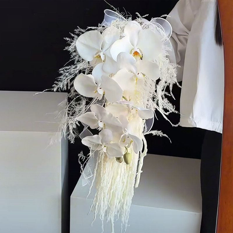 New simulated bride, hand-held flowers, handmade DIY homemade materials, packed pearl waterfall, wedding photo shoot, for ladies