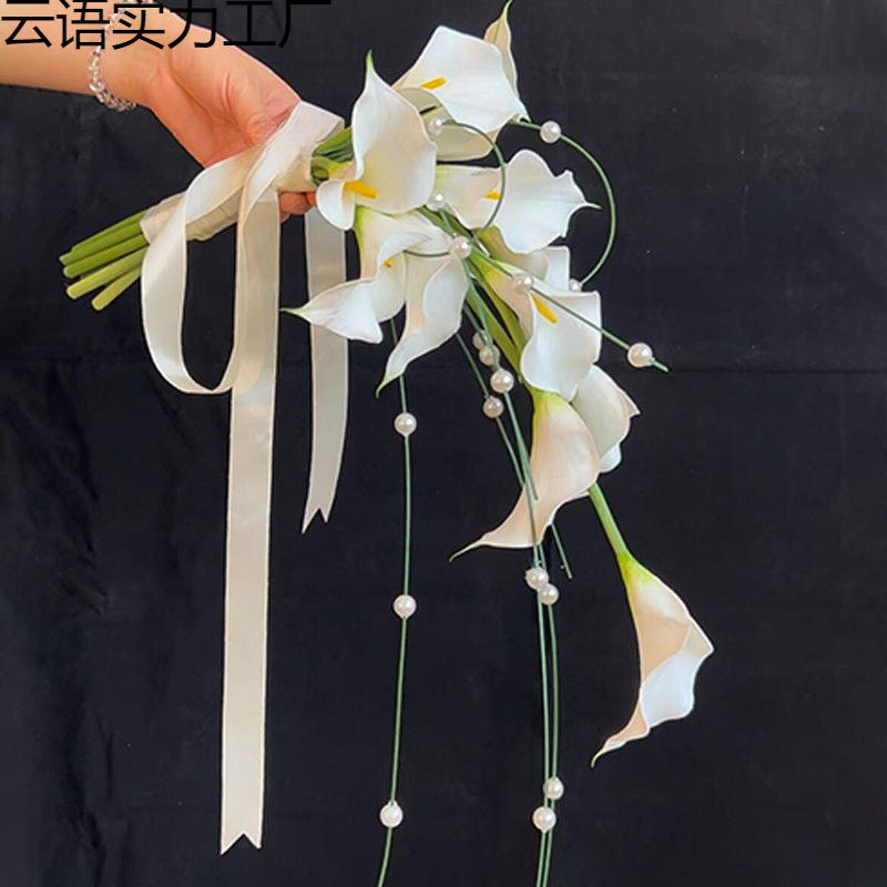 Cala lilies hold waterfall bouquets to receive certificates, celebrate a full set of materials, and send friends to wedding studio photo props